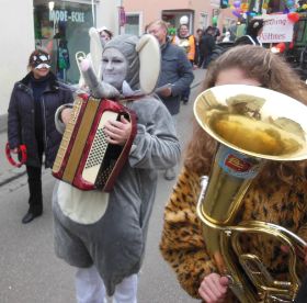 Der Elefant spielt Akkordeon mit Freude.JPG